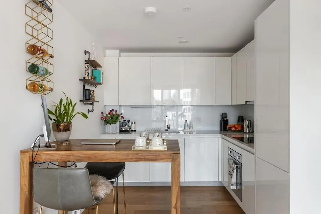 Modern New 1-Bedroom Home Stunning Views London 0*,