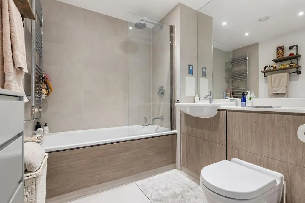 Modern New 1-Bedroom Home Stunning Views London Apartment