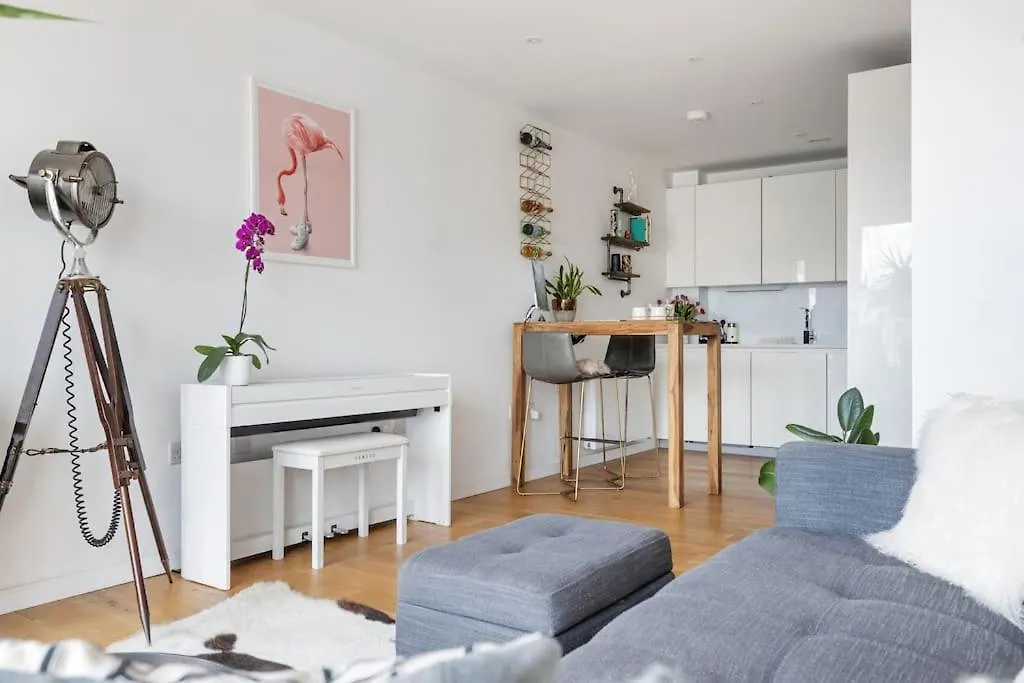 Apartment Modern New 1-Bedroom Home Stunning Views London