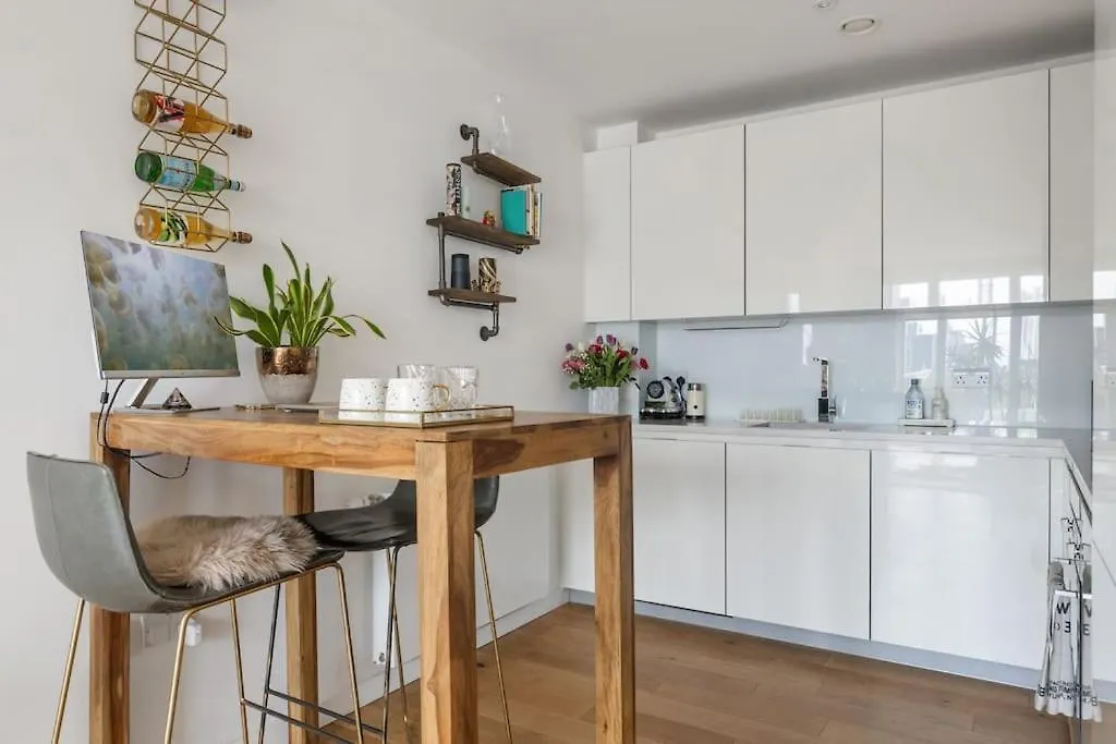 Apartment Modern New 1-Bedroom Home Stunning Views London