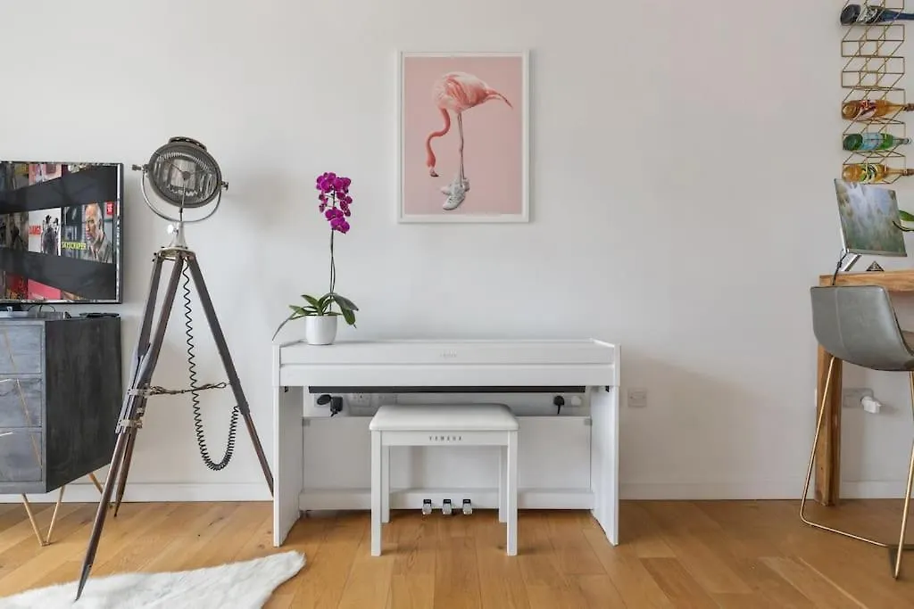 Apartment Modern New 1-Bedroom Home Stunning Views London