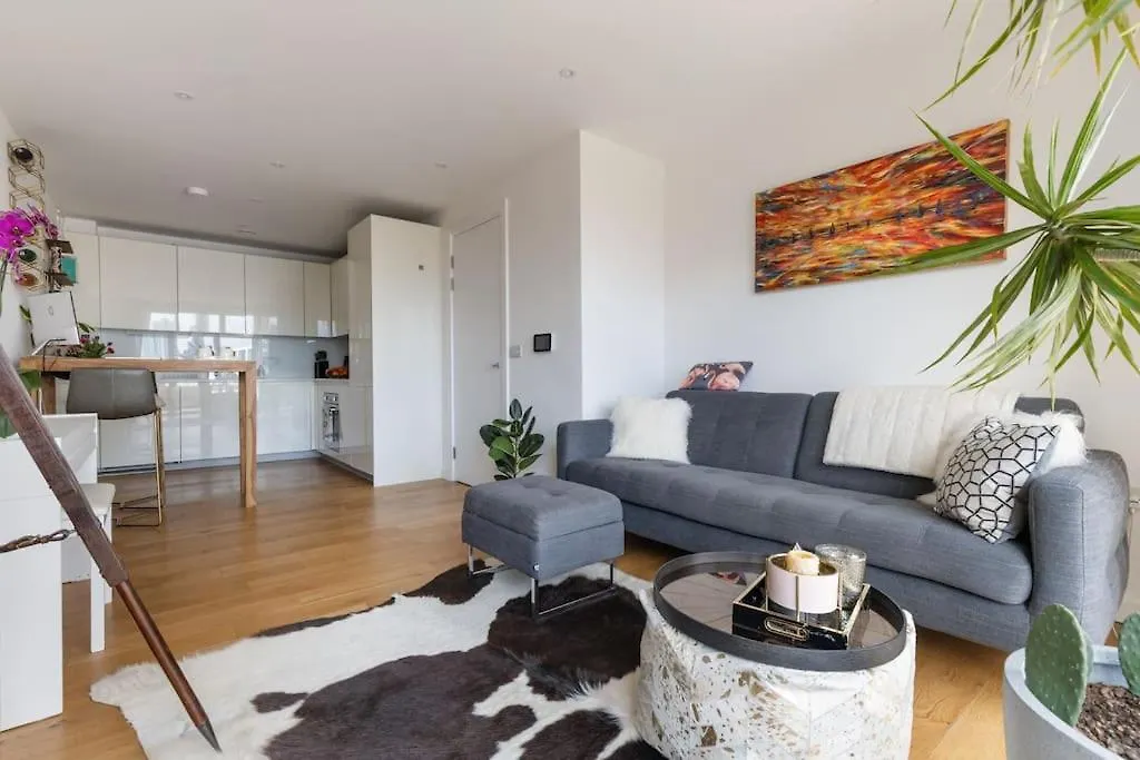 Apartment Modern New 1-Bedroom Home Stunning Views London